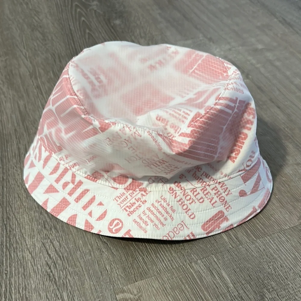 Lululemon NWT S/M Both Ways Reversible Bucket Hat in Manifesto Print &‎ Bone